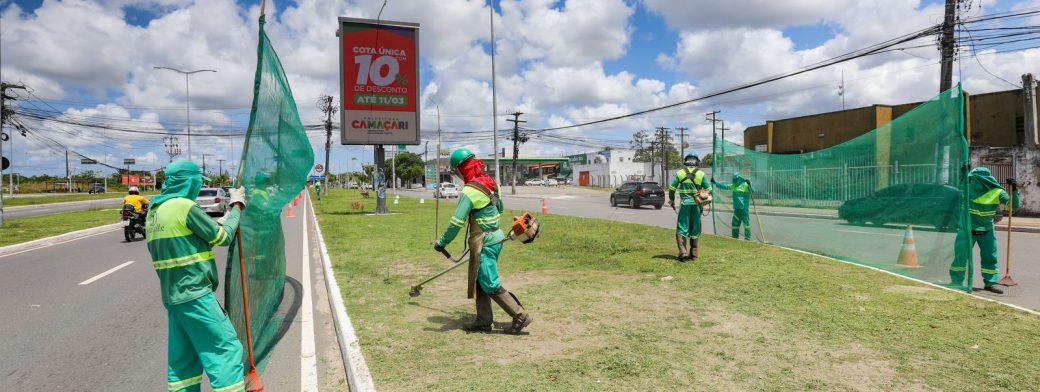Equipes da Sesp executando serviços de limpeza nas vias