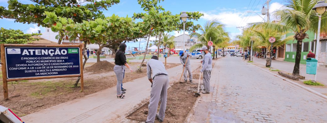 Manutenção em praça de Arembepe pela Sesp