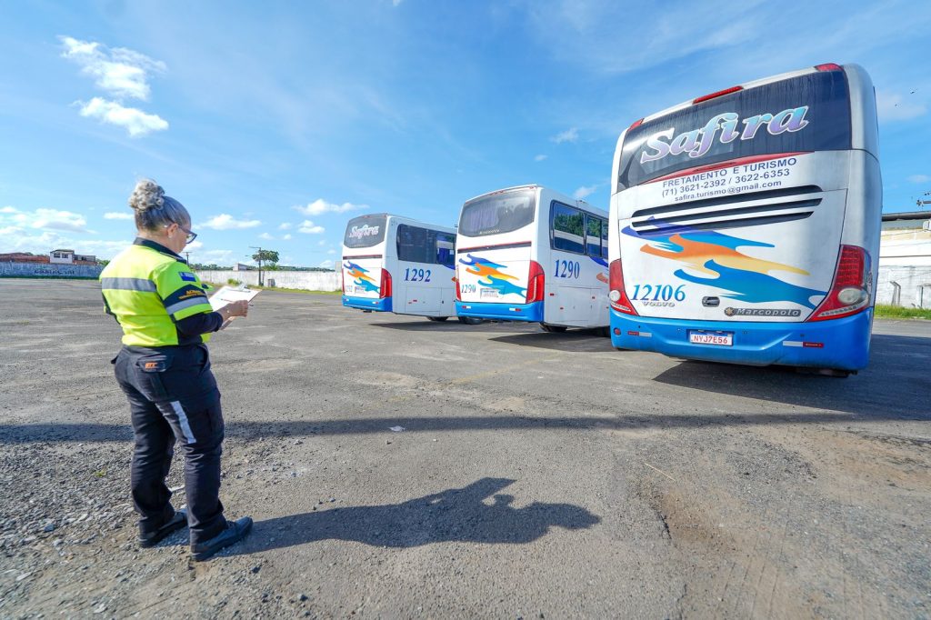 Vistoria de veículos do transporte universitário